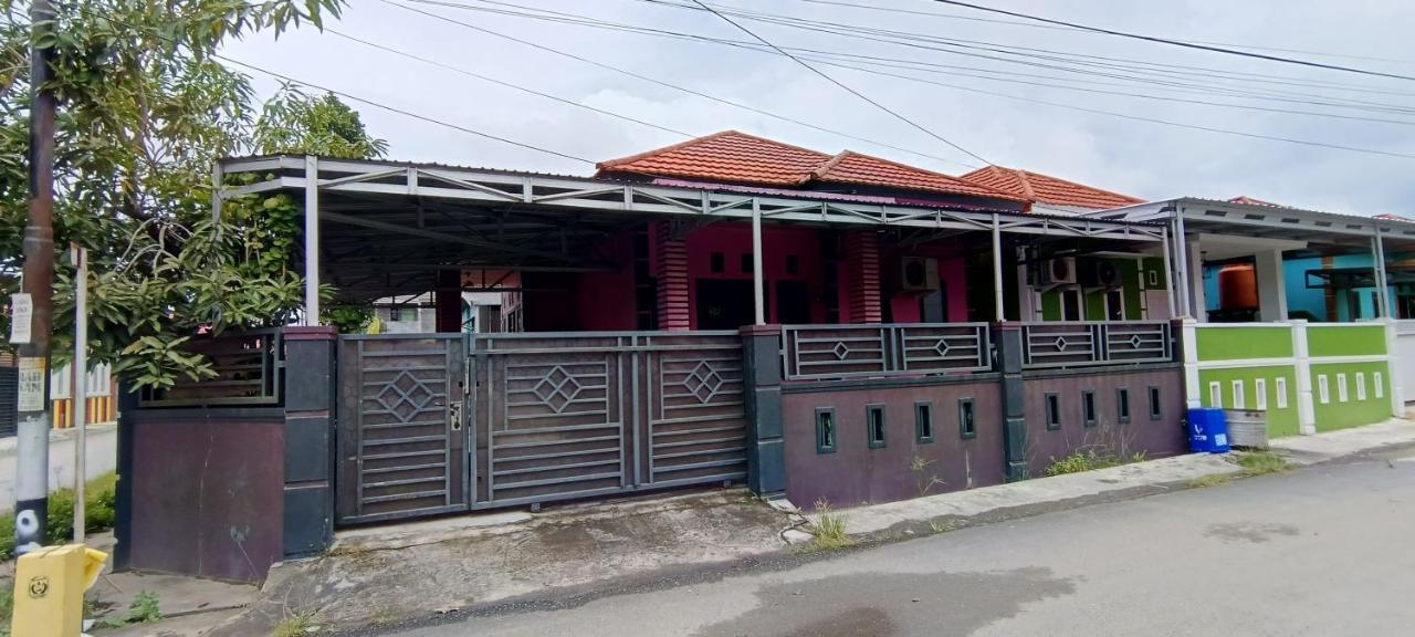 Hotel Spot On 92466 Adam Kost Syariahnearwisata Jembatan Barito Banjarmasin  Esterno foto